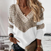 Chic und Warm: Call of the Wild V-Neck Sweater mit Leopardenmuster