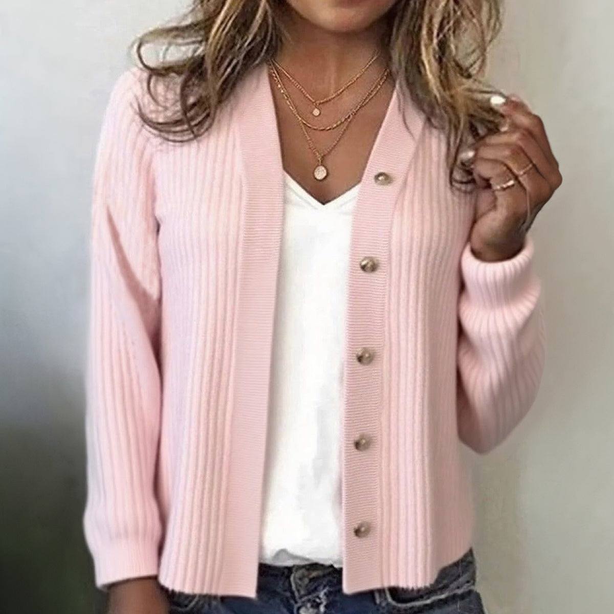 Winter Chic: Sweet Pink V-Neck Cardigan - Dein warmer Stilbegleiter