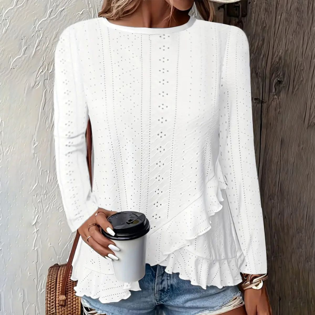 Winter White Top mit Lochmuster – warm, elegant, feminin