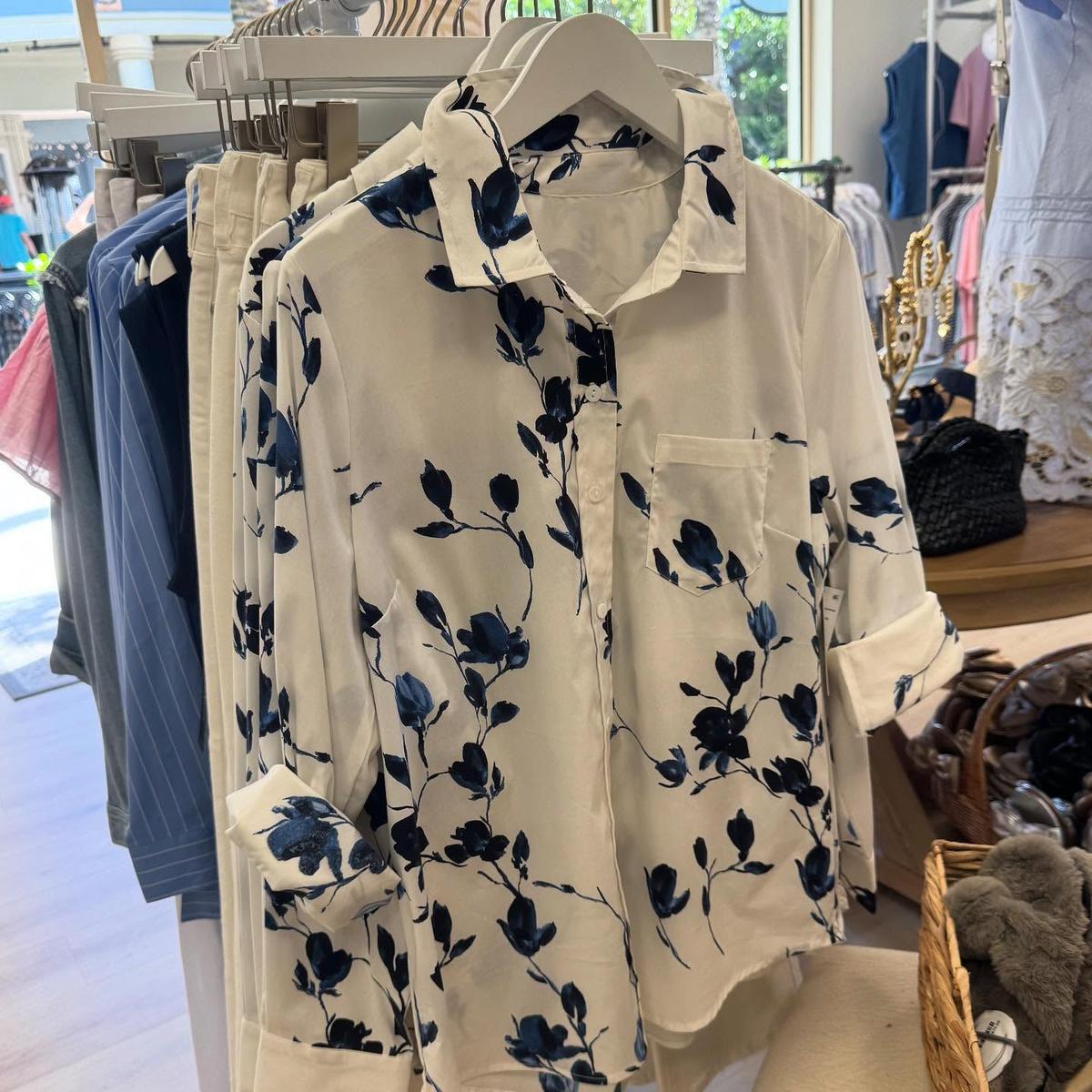 Winter Damen Hemd warmweiß mit blauem Blumenprint Langarm