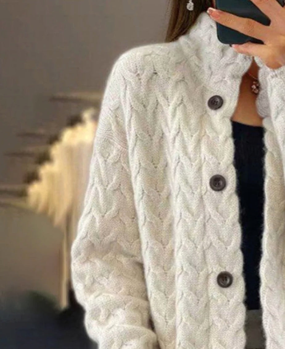 Winterlicher Luxus: Komfortabler Langarm-Cardigan in strahlendem Weiß