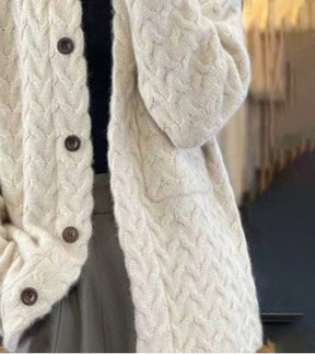 Winterlicher Luxus: Komfortabler Langarm-Cardigan in strahlendem Weiß