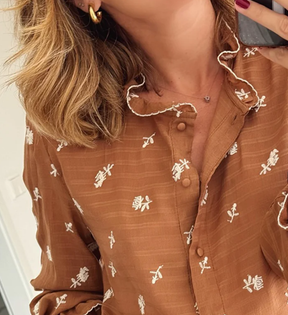 Winter Chic Tan Longsleeve Top mit V-Ausschnitt & Print