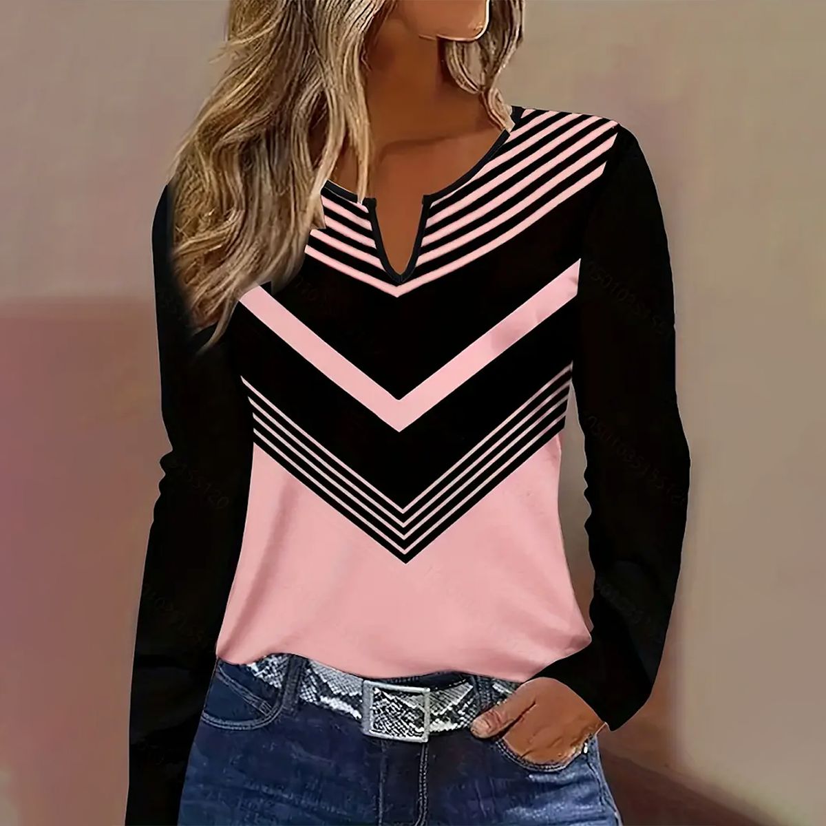Winterliches V-Neck Longsleeve Top mit modischem Chevron-Print - Kuschelig & Stilvoll