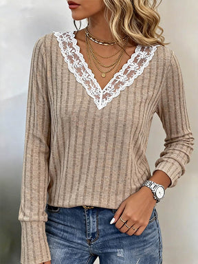 Winter V-Neck Lace Top gestreift – warm, feminin, elegant