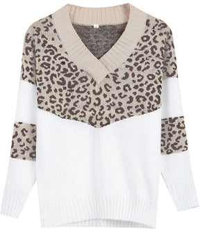Chic und Warm: Call of the Wild V-Neck Sweater mit Leopardenmuster