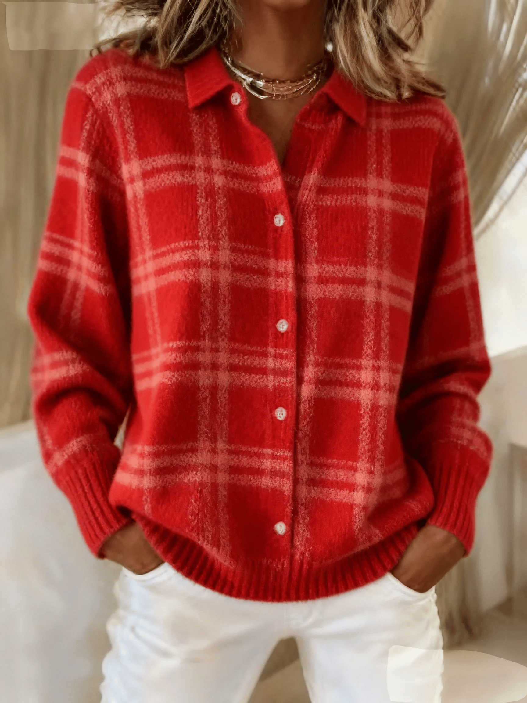 Warmer roter Karosweater mit Kragen – perfekter Winterlook