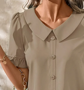 Winter Chic Collared Top beige – feminines Rüschen Shirt
